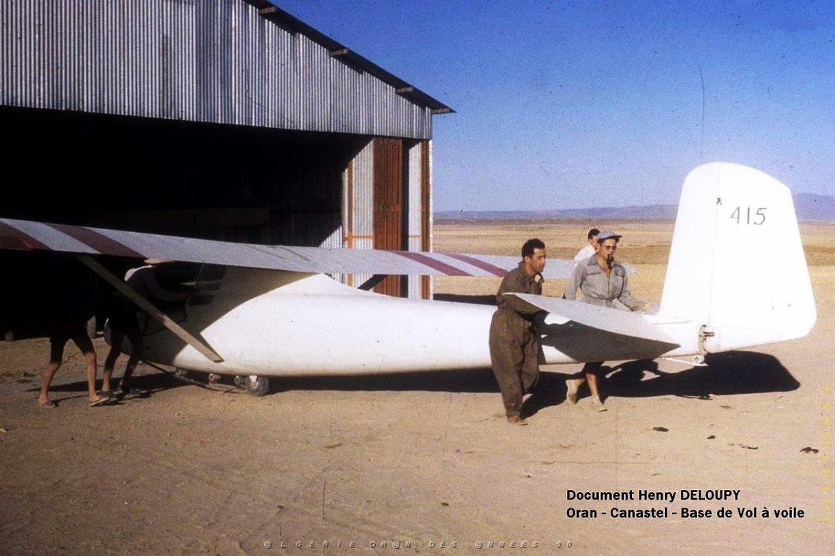 Oran - Canastel - Vol a Voile devant hangar.jpg